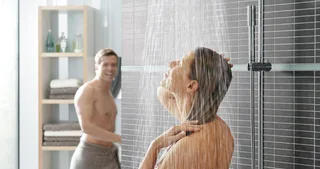 Alle ønsker seg en pen og funksjonell dusjløsning, men ikke alle er sikre på om det er trygt å dusje direkte på flisene og hvorfor det kanskje ikke er tilrådelig. For å begynne, er det viktig å vite hvordan et riktig og godkjent baderom – også kjent som våtrom – skal bygges opp. Først har vi konstruksjonen, eller "skallet" som noen kaller det. 